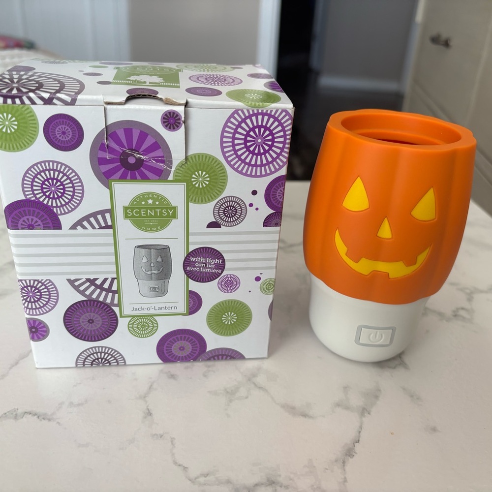 Scentsy Pumpkin Face Mini Warmer - Orange & White